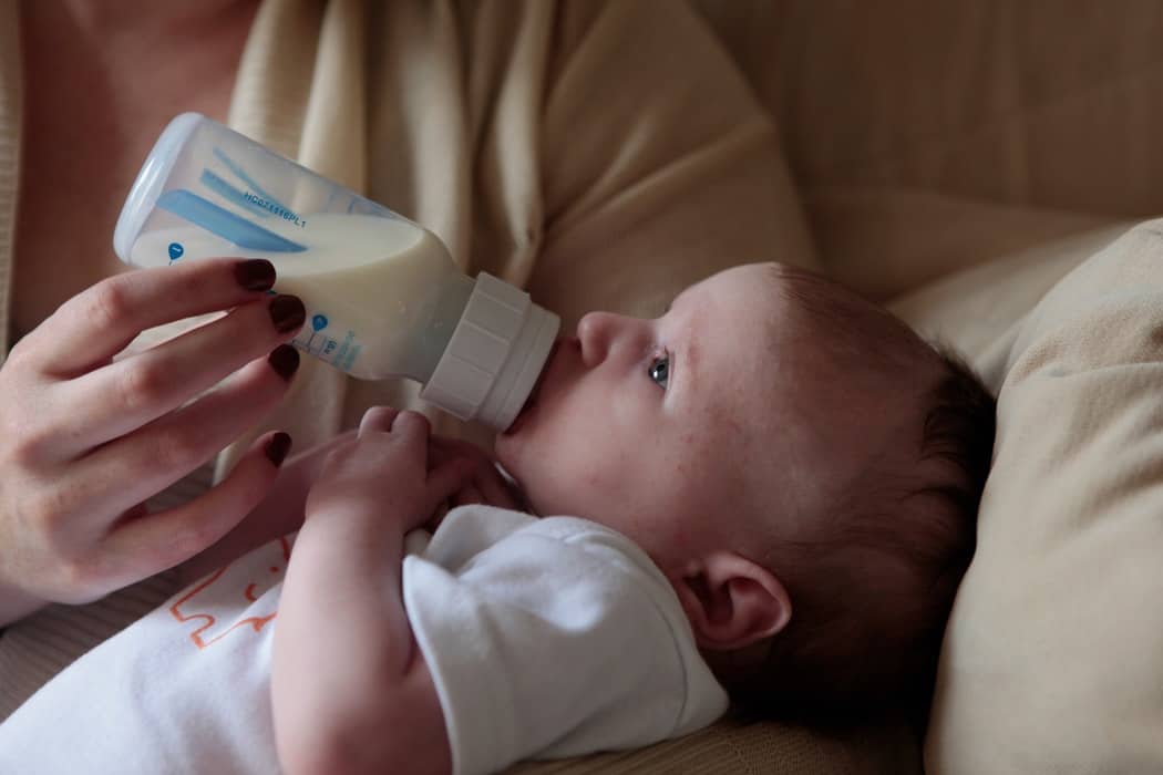 quelle quantité de lait pour bébé selon son age 3