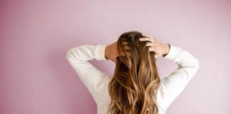 Perte-de-cheveux-après-grossesse -causes-et-solutions-