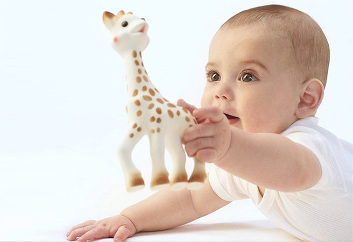 bébé qui joue avec Sohpie la giraffe