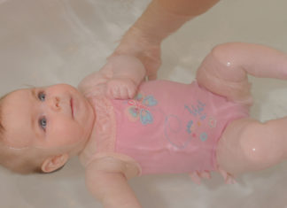 Tout savoir sur le bain libre de bébé