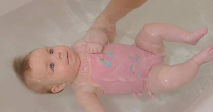 Tout savoir sur le bain libre de bébé
