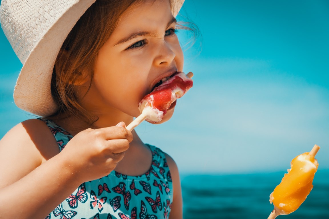 petite fille qui mange des glaces