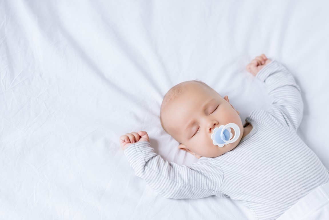 bébé qui dort avec sa tétine