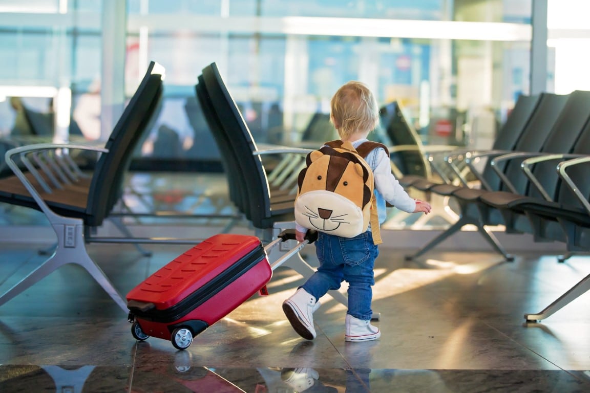 enfant avec sa valise à l'aéroport