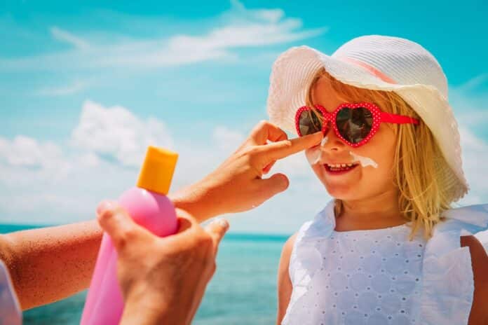 Quels sont les critères à prendre en compte lors du choix d'une crème solaire clean pour enfant et comment cette approche soutient-elle un mode de vie plus sain