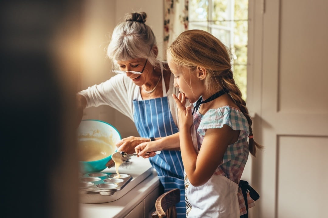 grand mère et petite fille cuisinent ensemble