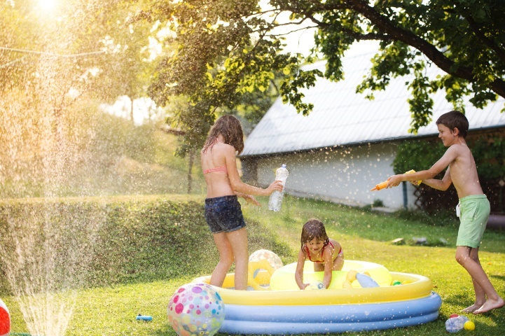encourager enfant à jouer dehors piscine gonflable